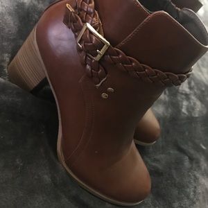 American Eagle brown 3 1/2 in boots